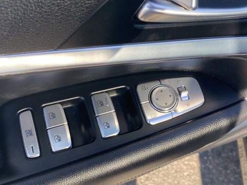 Used 2023 Genesis G70 2.0T image 18