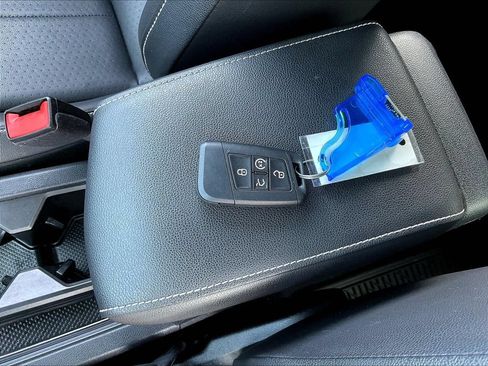 Used 2022 Volkswagen Tiguan SE R-Line FWD image 32