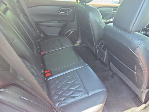 Used 2023 Nissan Rogue Platinum FWD image 11