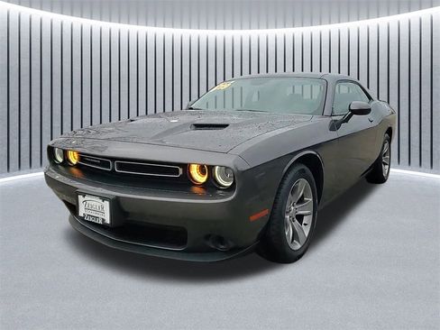 Used 2019 Dodge Challenger SXT image 7