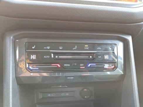 Used 2024 Volkswagen Tiguan SE w/ Panoramic Sunroof Package image 18