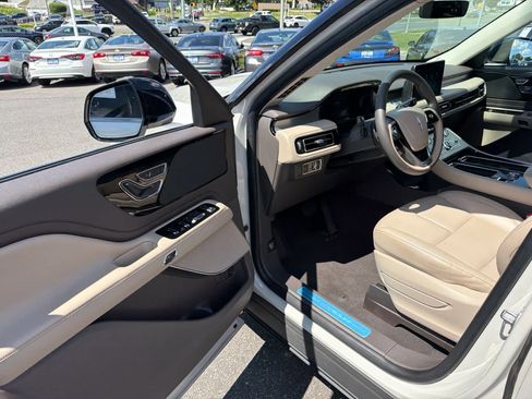 Used 2022 Lincoln Aviator AWD w/ Premium Package image 9