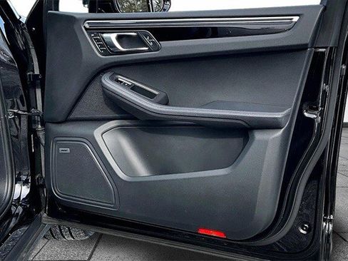 Used 2022 Porsche Macan image 31