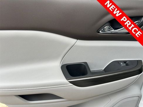 Used 2023 GMC Acadia SLT w/ Technology Package image 22