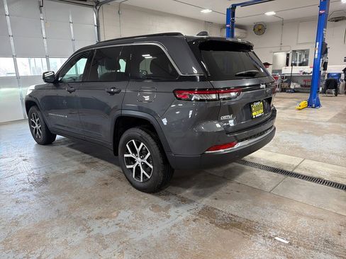 Used 2024 Jeep Grand Cherokee Limited image 7