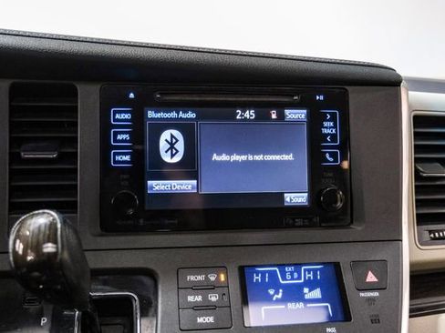 Used 2017 Toyota Sienna XLE Premium image 30