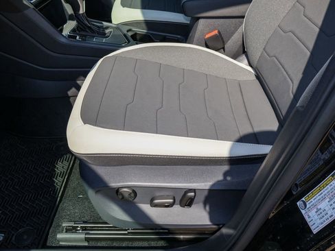 New 2026 Volkswagen Taos SE FWD image 12