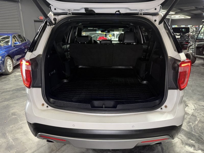 Used 2016 Ford Explorer Limited w/ Equipment Group 303A AWD/4WD image 22