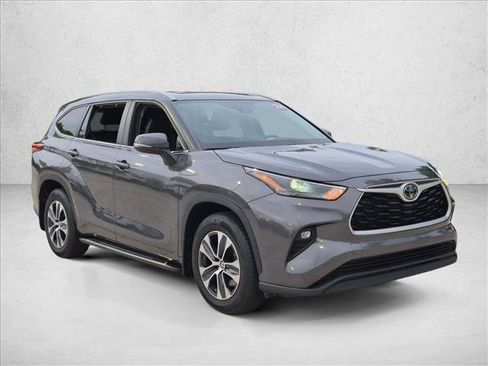 Used 2024 Toyota Highlander XLE FWD image 3