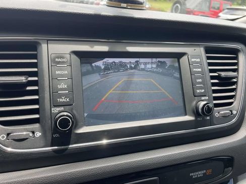 Used 2018 Kia Sedona LX w/ LX Essentials Premium Package FWD image 26