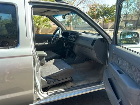 Used 2000 Nissan Frontier XE image 16