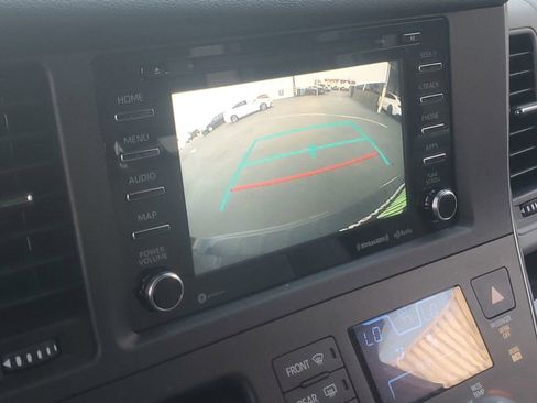 Used 2019 Toyota Sienna XLE image 28