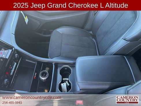 New 2025 Jeep Grand Cherokee L Laredo image 16