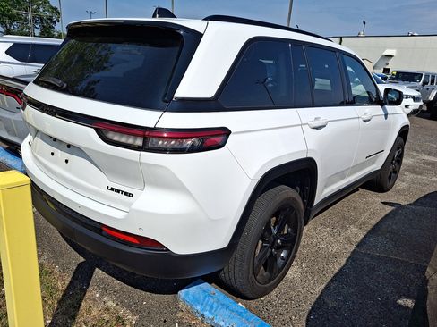 Used 2023 Jeep Grand Cherokee Limited w/ Black Appearance Package AWD/4WD image 4