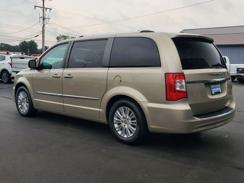 Used 2014 Chrysler Town & Country Limited w/ Luxury Group FWD image 3