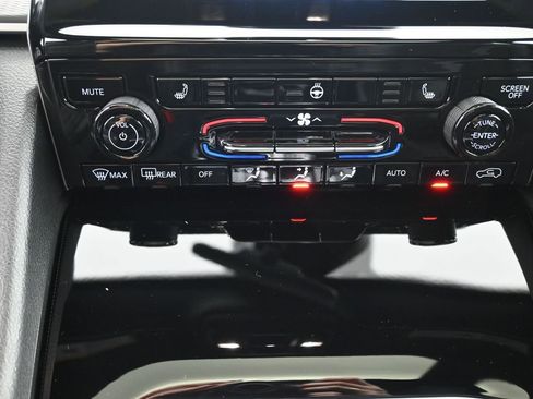 New 2025 Jeep Grand Cherokee Laredo image 6