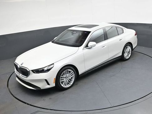 Used 2025 BMW 530i xDrive w/ Premium Package image 24