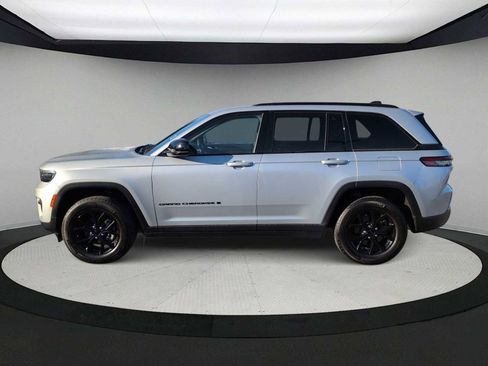 Used 2024 Jeep Grand Cherokee Altitude image 5