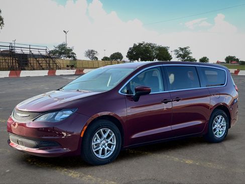 Used 2022 Chrysler Voyager LX FWD image 5