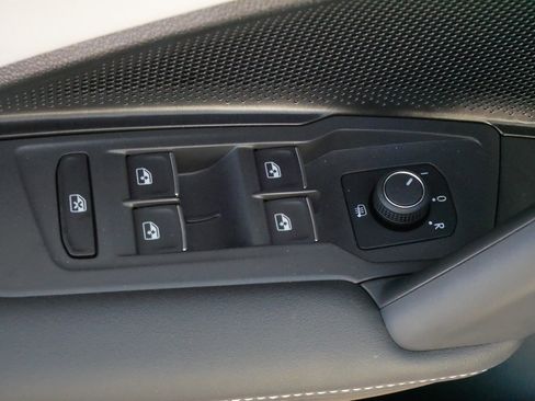 Used 2025 Volkswagen Tiguan SE image 19