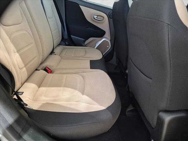 Used 2018 Jeep Renegade Latitude FWD image 18