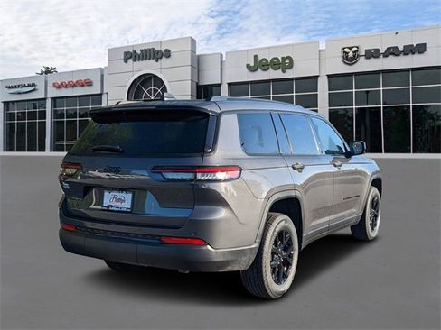 New 2025 Jeep Grand Cherokee L Laredo image 4