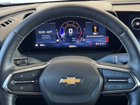 Used 2025 Chevrolet Traverse LT image 35