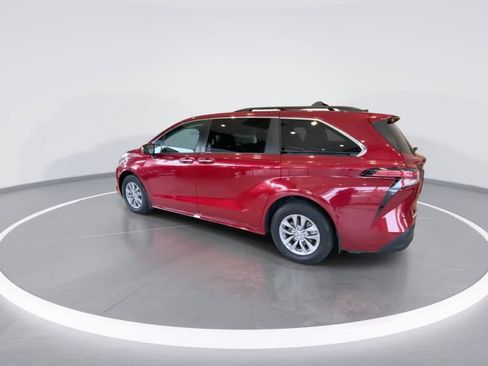 Used 2021 Toyota Sienna XLE FWD image 6