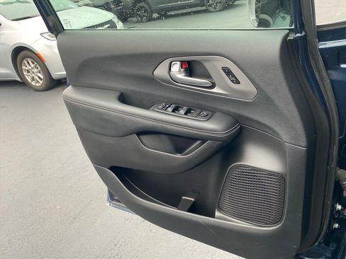Used 2025 Chrysler Pacifica Select w/ Uconnect Theater Family Group AWD/4WD image 20