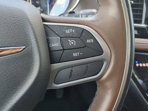 Used 2017 Chrysler Pacifica Limited image 26