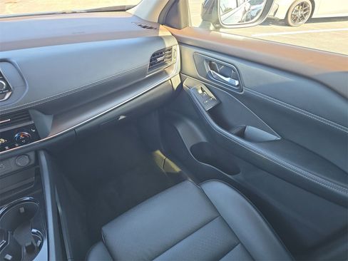 Used 2023 Nissan Rogue SV w/ SV Premium B Package image 12