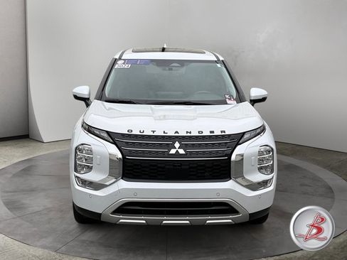 Used 2024 Mitsubishi Outlander SE image 2