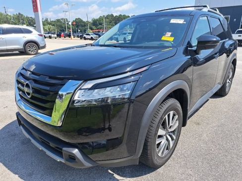 Used 2024 Nissan Pathfinder SL FWD image 2
