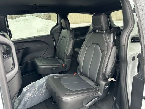 New 2026 Chrysler Pacifica Select image 14
