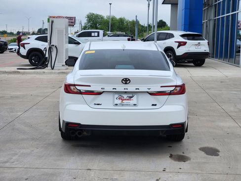 Used 2025 Toyota Camry SE w/ Convenience Package FWD image 8