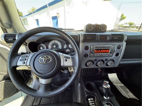 Used 2014 Toyota FJ Cruiser 4WD w/ Convenience Package image 28
