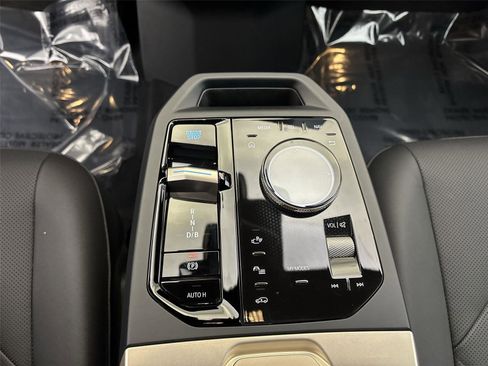 Used 2026 BMW iX xDrive60 w/ Dynamic Handling Package image 23