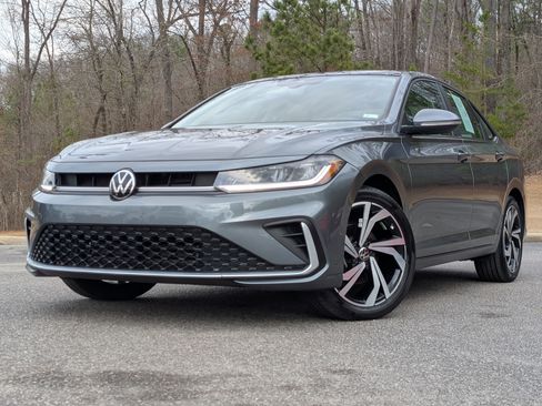 Used 2025 Volkswagen Jetta SEL image 4