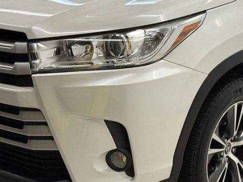 Used 2017 Toyota Highlander Plus w/ Carpet Mat Package AWD/4WD image 4