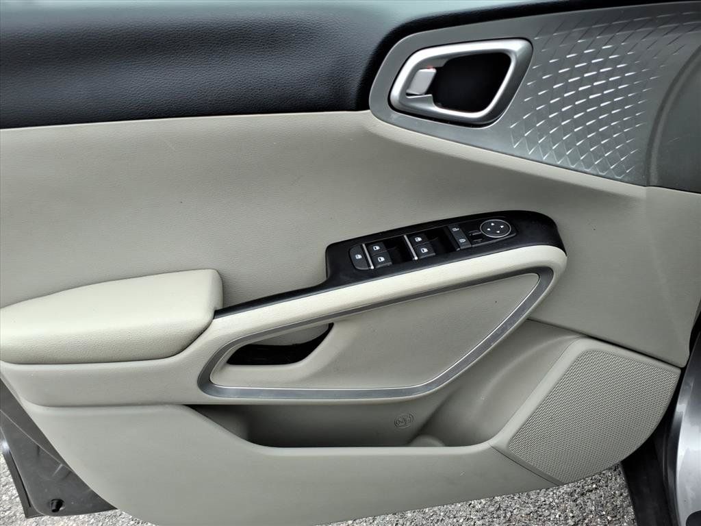 Used 2025 Kia Soul LX w/ LX Technology Package FWD image 15