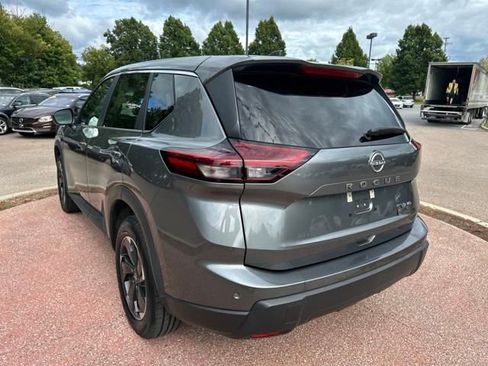 Used 2024 Nissan Rogue SV image 3