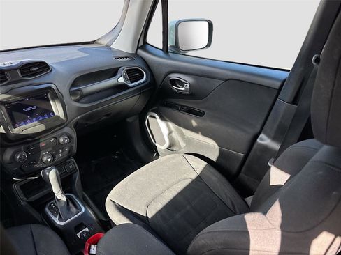 Used 2018 Jeep Renegade Latitude image 22
