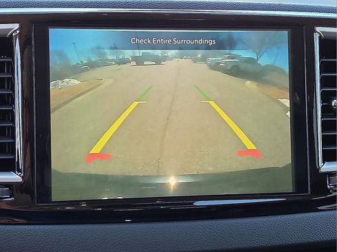 Used 2023 Chrysler Pacifica Touring-L image 17