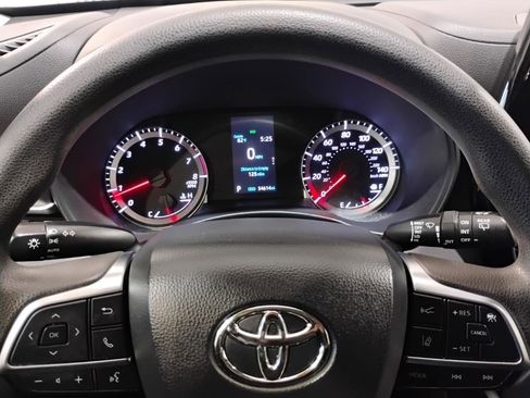 Used 2021 Toyota Highlander L image 13