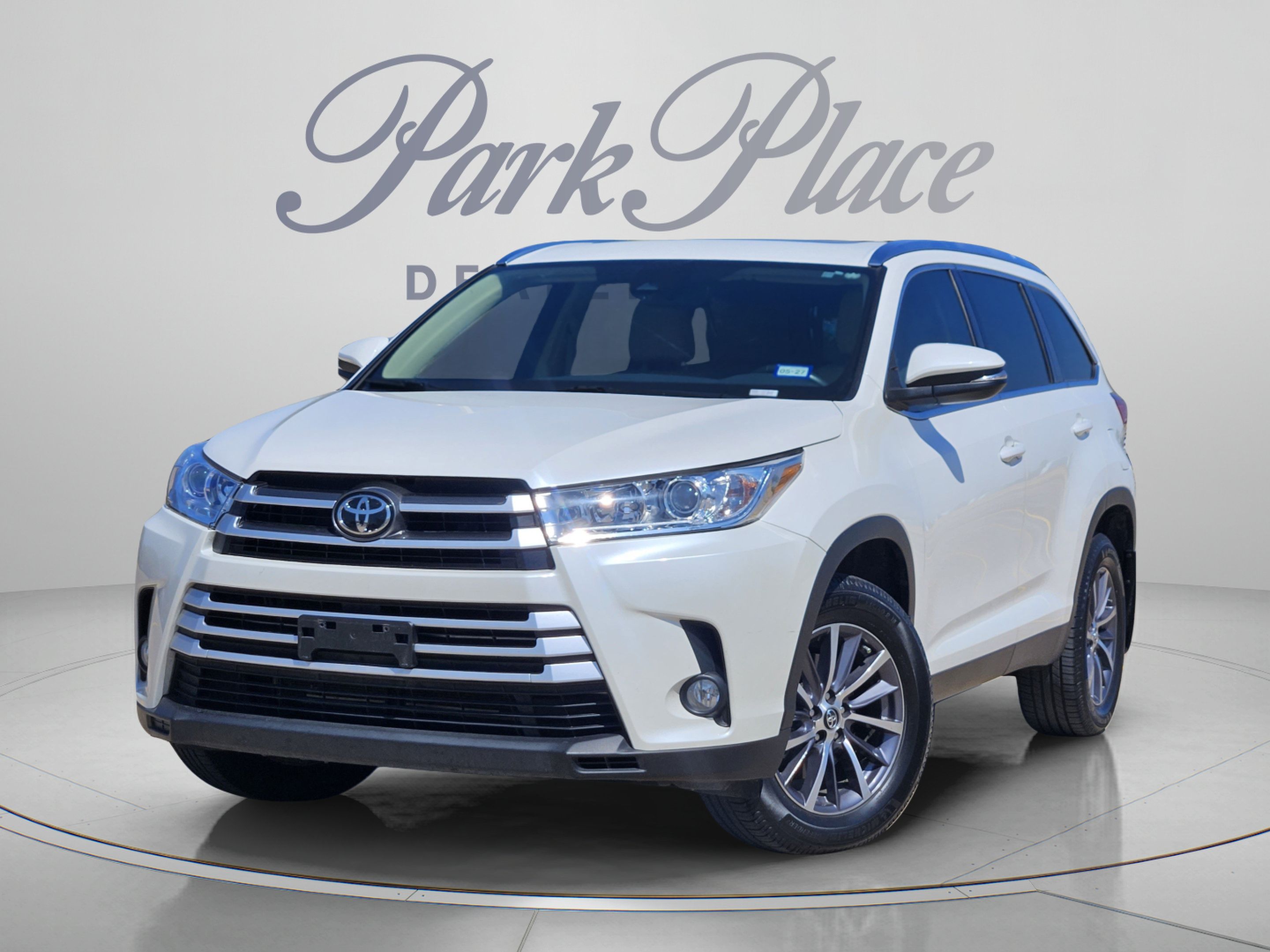Used 2019 Toyota Highlander XLE FWD image 1