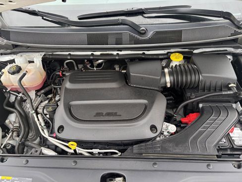 Used 2023 Chrysler Voyager LX image 35