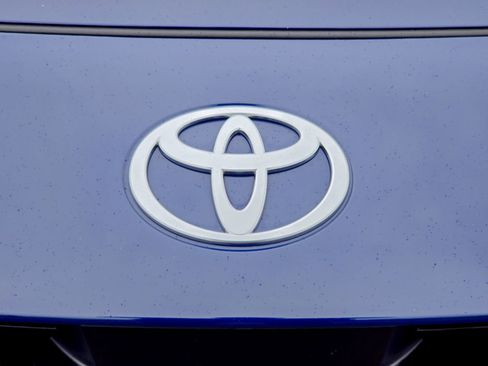 Used 2025 Toyota Camry SE image 3