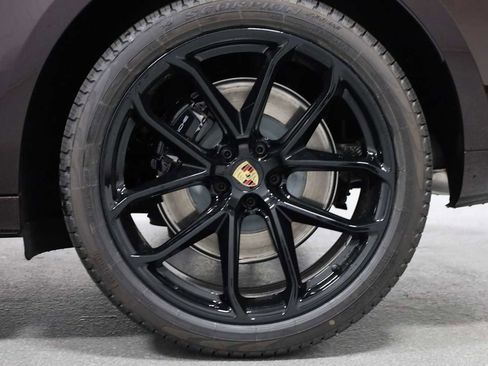 Certified 2025 Porsche Macan GTS image 39