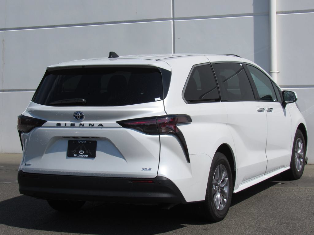 Used 2025 Toyota Sienna XLE FWD image 6