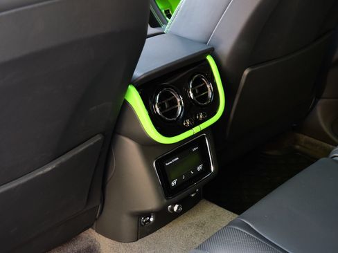 Used 2025 Bentley Bentayga AWD/4WD image 16